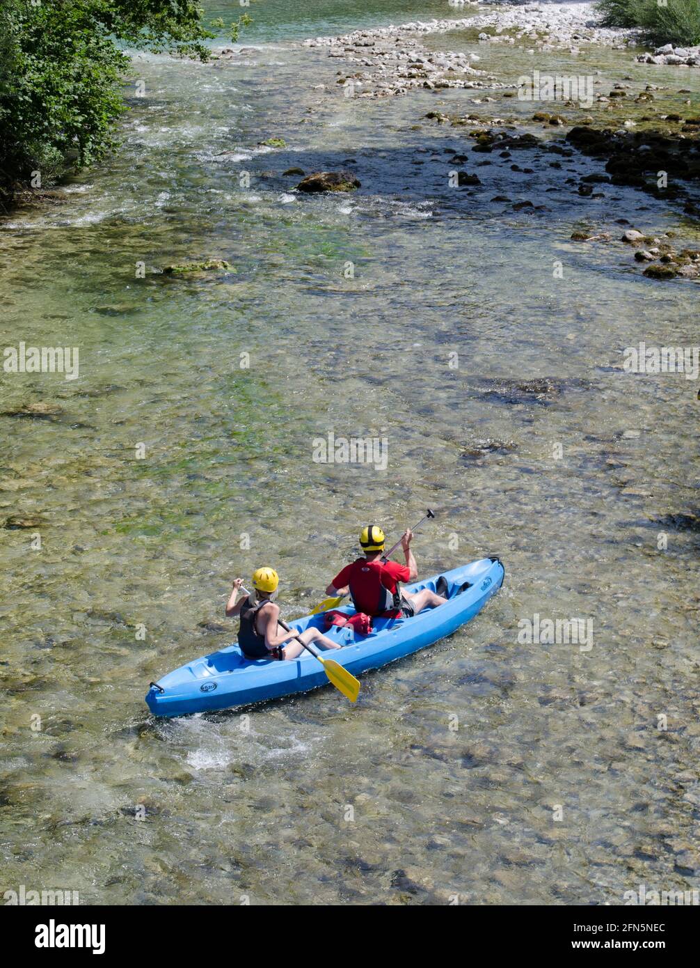 Kayak sul fiume Sava Bohinjika Bohinj Triglav National Park Slovenia Foto Stock