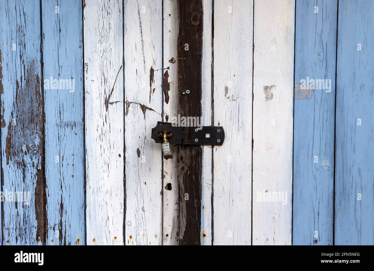 Foto astratta del garage rustico di colore bianco e blu chiaro porta con lucchetto Foto Stock