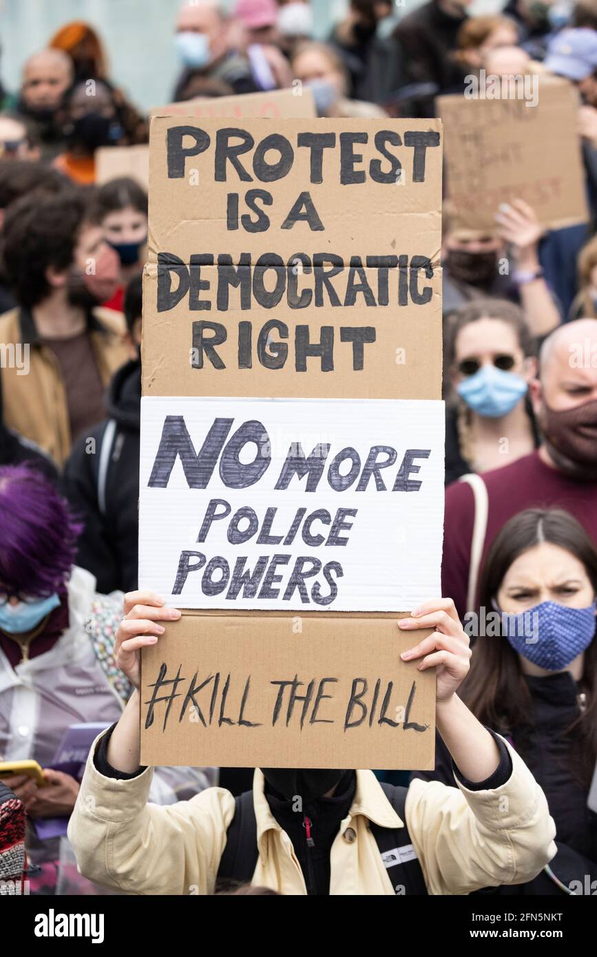 Cartello di protesta tenuto sopra una folla alla protesta 'Kill the Bill' contro la nuova legge di polizia, Londra, 1 maggio 2021 Foto Stock