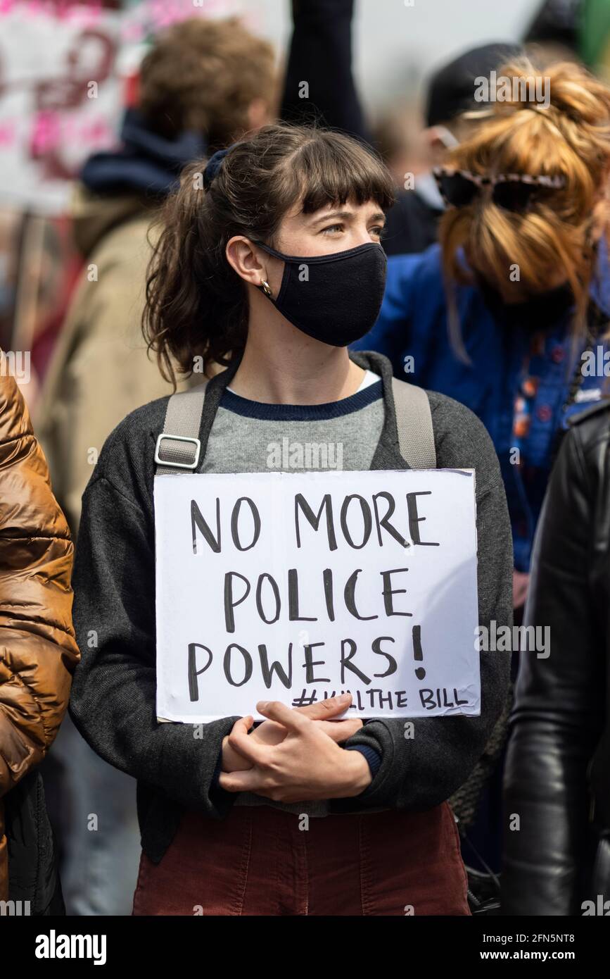 Ritratto di una protesta femminile con un cartello alla protesta 'Kill the Bill' contro la nuova legge di polizia, Londra, 1 maggio 2021 Foto Stock