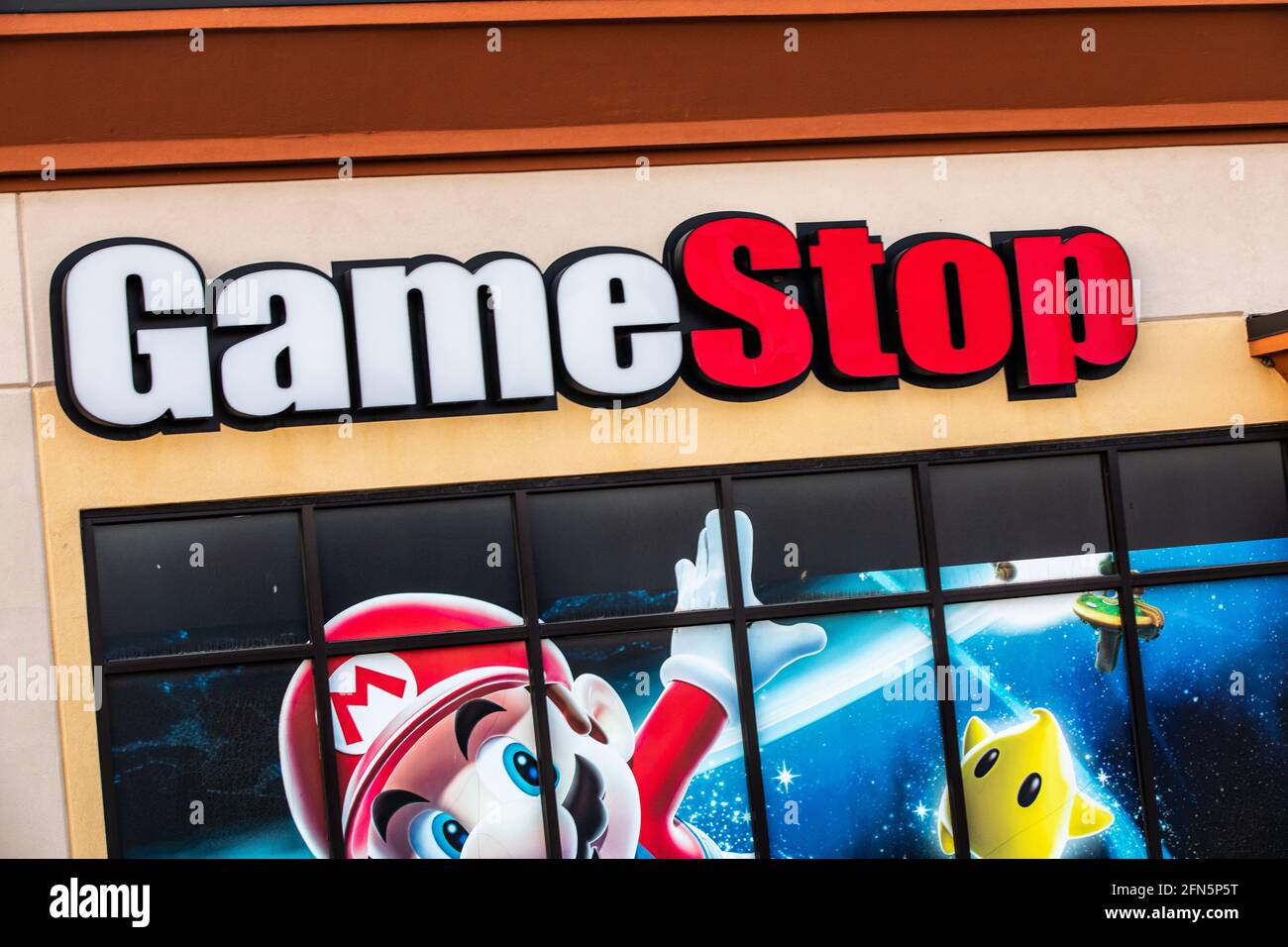 Davanti al negozio Gamestop che mostra il logo Foto Stock