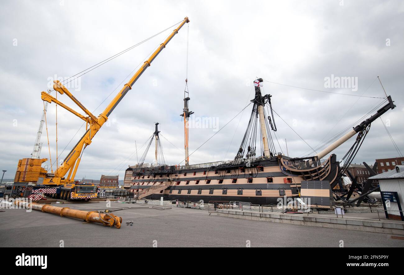Una gru inizia il processo di rimozione del montante inferiore principale dalla HMS Victory a Portsmouth Historic Dockyard a Portsmouth. La sua rimozione fa parte di un progetto di conservazione di 20 anni sulla nave navale worldÕs più antica ancora in commissione, e sarà analizzata e conservata per garantire che sia strutturalmente sicura abbastanza da essere completamente manipolato. Data immagine: Venerdì 14 maggio 2021. Foto Stock