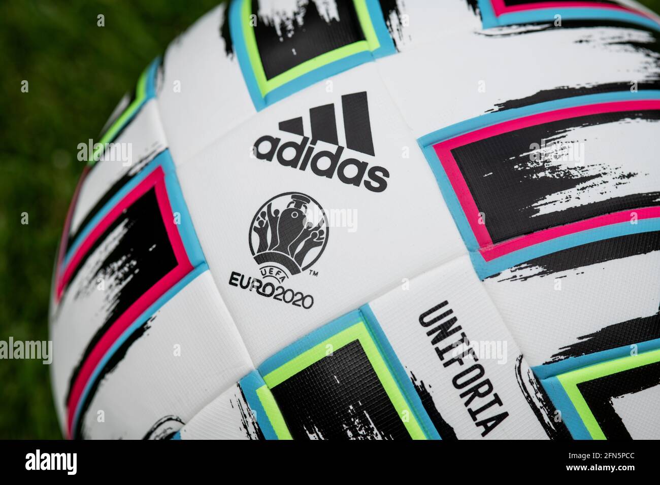Primo piano di Adidas Uniforia, pallone ufficiale del Campionato europeo UEFA 2020 Foto Stock