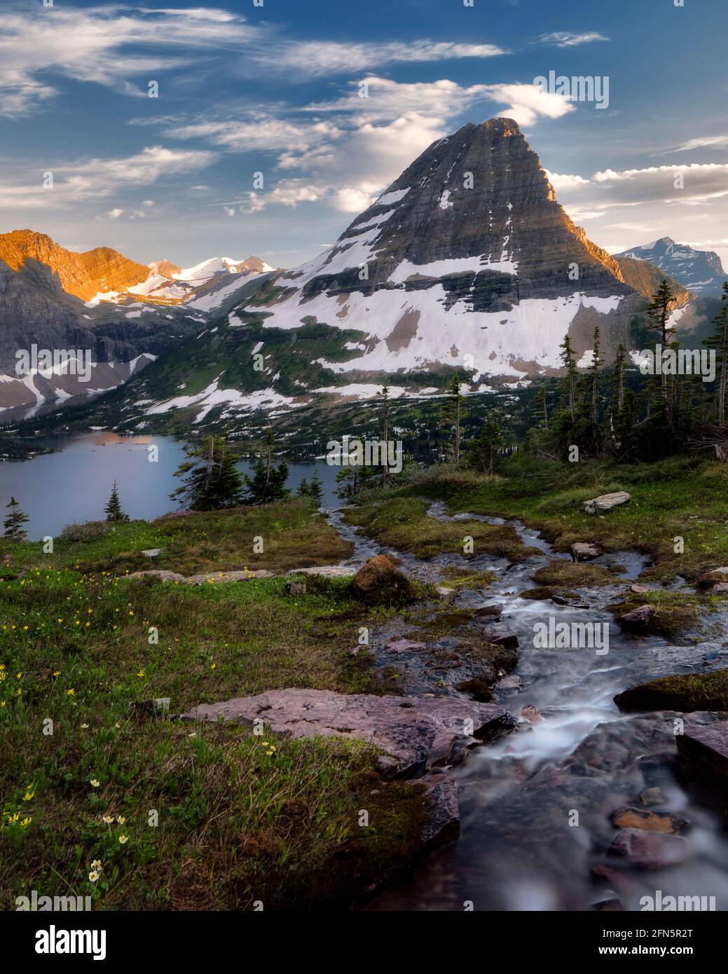 Stream e Bearhat Mountain. Vista sul Glacier National Park, Montana Glacier National Park, Montana Foto Stock