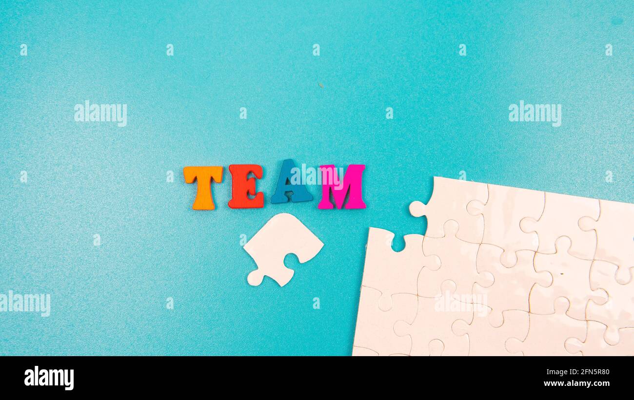 Focalizzazione selettiva di un concetto per mostrare quanto sia importante un team. Il puzzle non è completato se ci sono pezzi rimasti fuori. Formulazione della squadra con una i Foto Stock