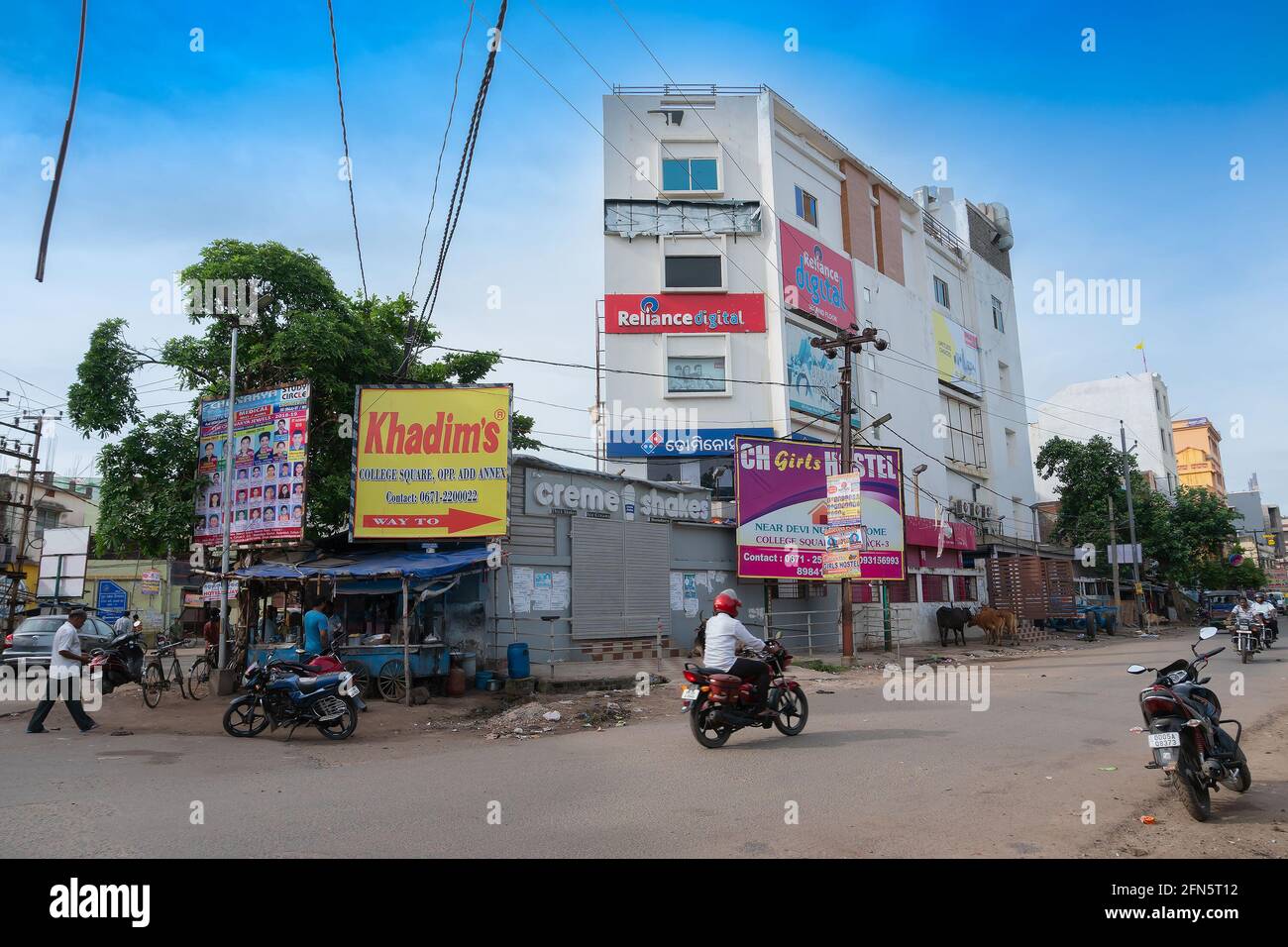 Cuttack, Odisha, India - 24 luglio 2019 : Vista della strada della città di Cuttack, la gente sta passando su una moto. Foto Stock