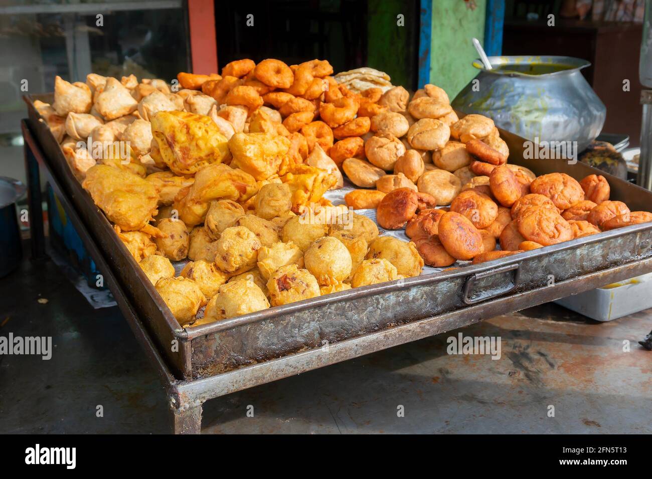 Cuttack, Odisha, India - 24 luglio 2019 : Piiyaji, bara, aloo chop ecc, sono in vendita da carrello estrattore chiamato thelawalla , alimenti di strada di Odisha. Foto Stock