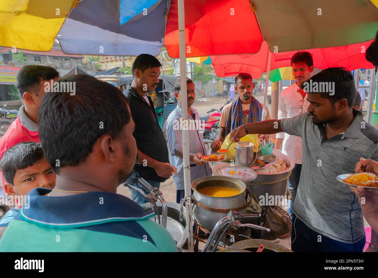 Cuttack, Odisha, India - 24 Luglio 2019 : Dahi Bara Alu Dum è in vendita al mattino dal venditore di strada ai clienti. I bara di Dahi sono sormontati Foto Stock
