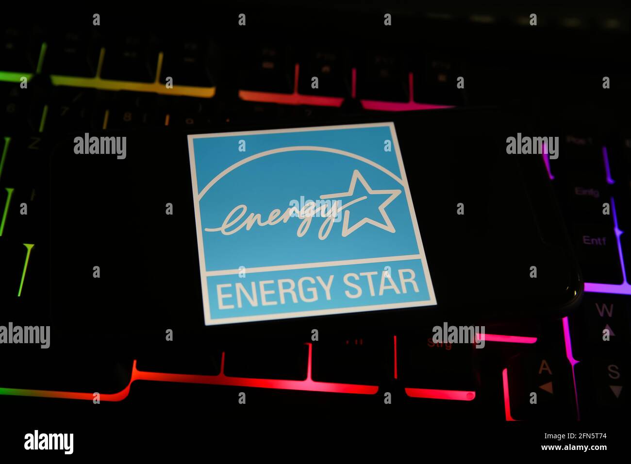 Viersen, Germania - 9 maggio. 2021: Primo piano dello smartphone con il logo del marchio ENERGY STAR sulla tastiera del computer Foto Stock