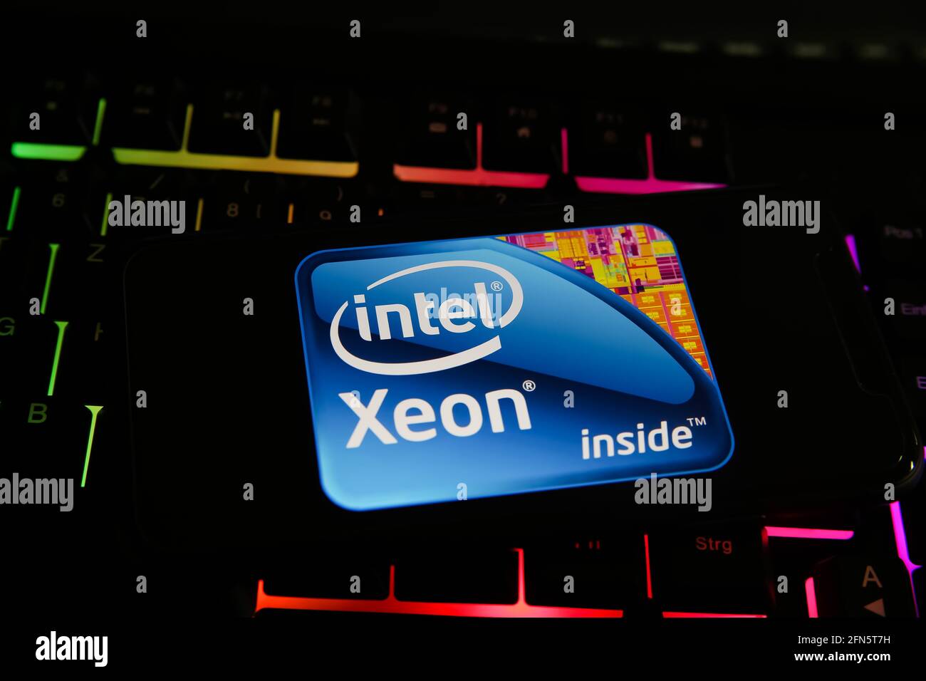Viersen, Germania - 8 maggio. 2021: Primo piano dello smartphone con il logo della cpu del processore intel xeon sulla tastiera del computer Foto Stock