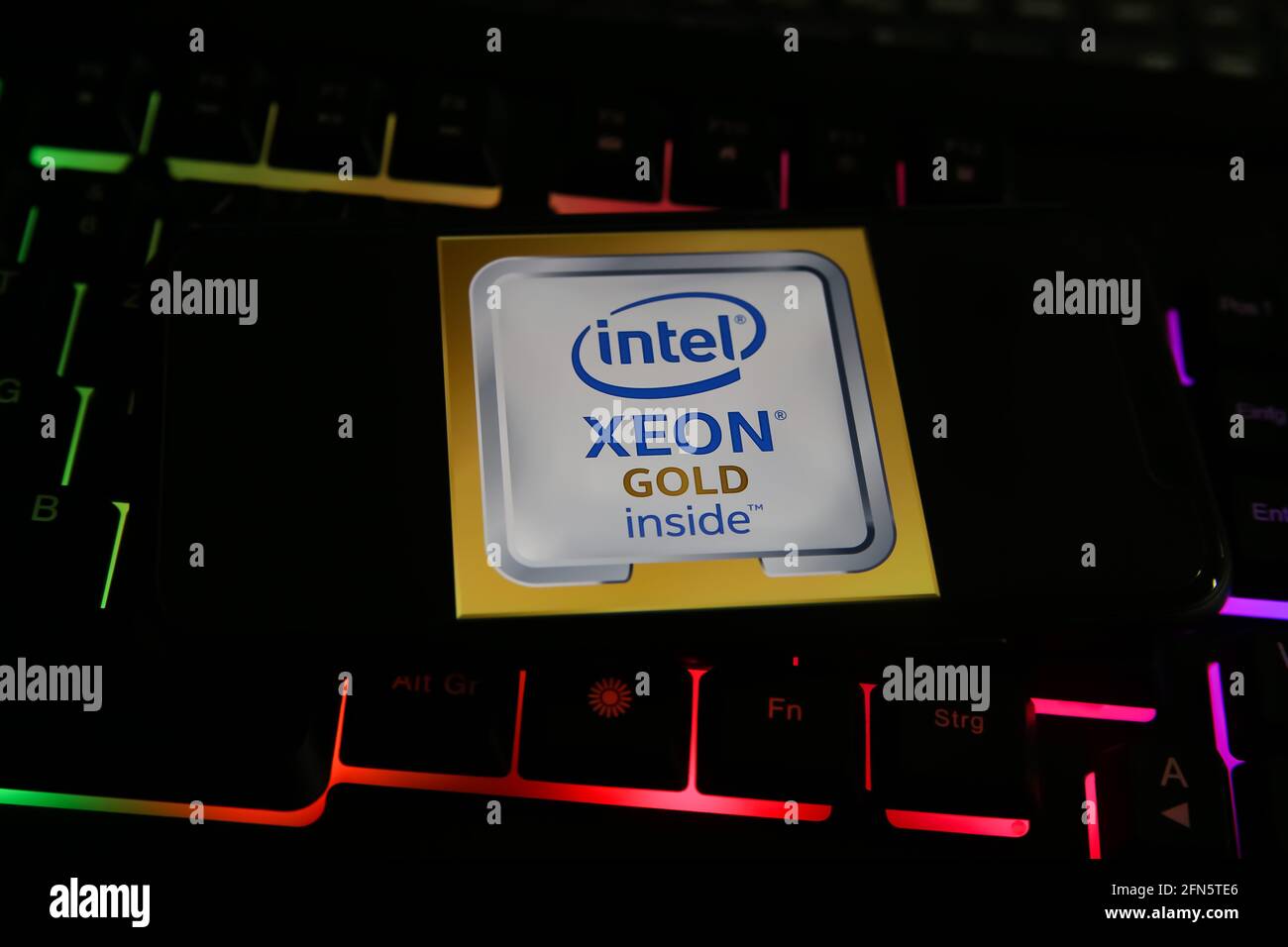 Viersen, Germania - 8 maggio. 2021: Primo piano dello smartphone con il logo della cpu gold del processore intel xeon sulla tastiera del computer Foto Stock