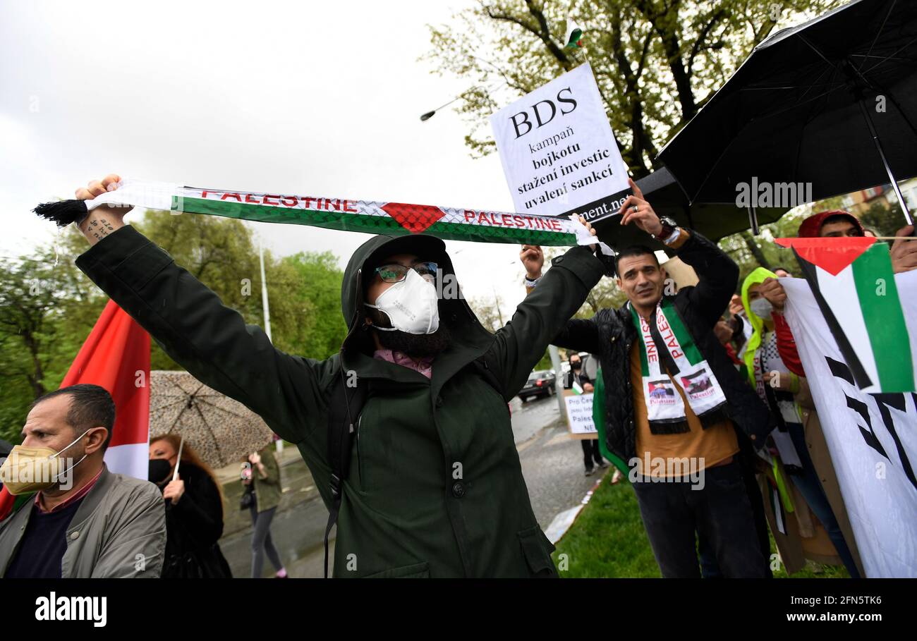 Praga, Repubblica Ceca. 14 maggio 2021. Raccolta di proteste contro la forzatura dei palestinesi dalle loro case a Gerusalemme, contro l'attacco militare israeliano alla moschea di al-Aqsa e i bombardamenti israeliani di obiettivi civili nella striscia di Gaza, organizzati dal gruppo amici di Pestina e dal movimento internazionale di solidarietà (ISM) con il sostegno della comunità palestinese in Czechia al di fuori dell'ambasciata israeliana a Praga, Repubblica Ceca, 14 maggio 2021. Credit: Michaela Rihova/CTK Photo/Alamy Live News Foto Stock