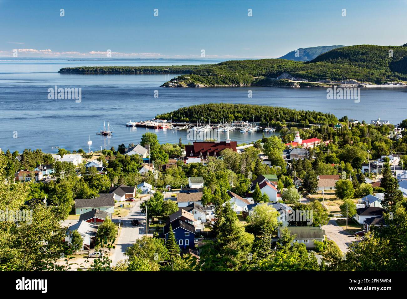 Veduta aerea della città di Tadoussac, Quebec, Canada. Fiume Saguenay e fiume St-Lawrence. Inizio del fiordo di Saguenay Foto Stock