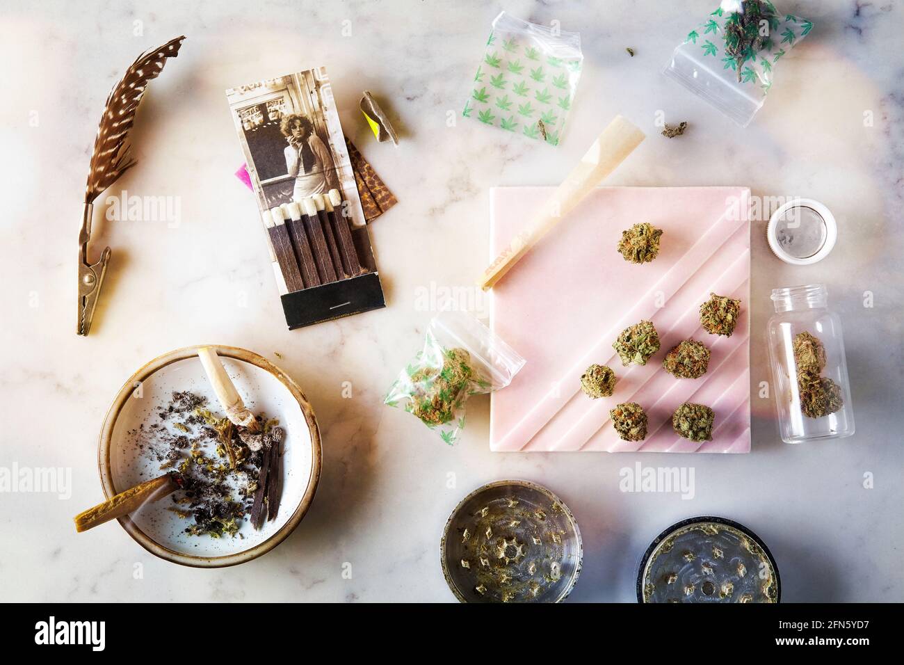 Testa di Wedding Cake fiori di cannabis e giunto bruciante Foto Stock