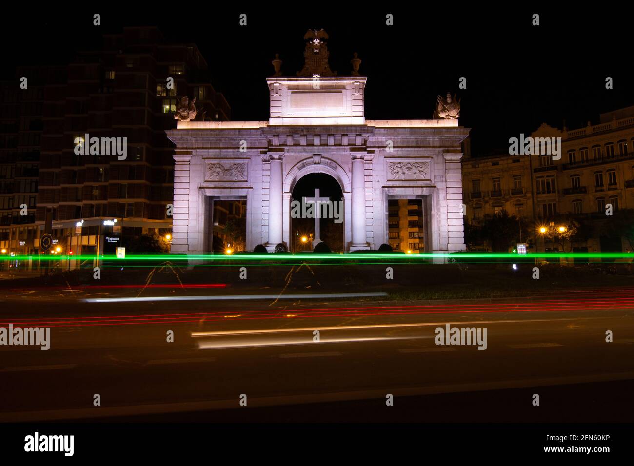 Vista frontale di 'la Puerta del Mar' a Valencia, Spagna, di notte Foto Stock