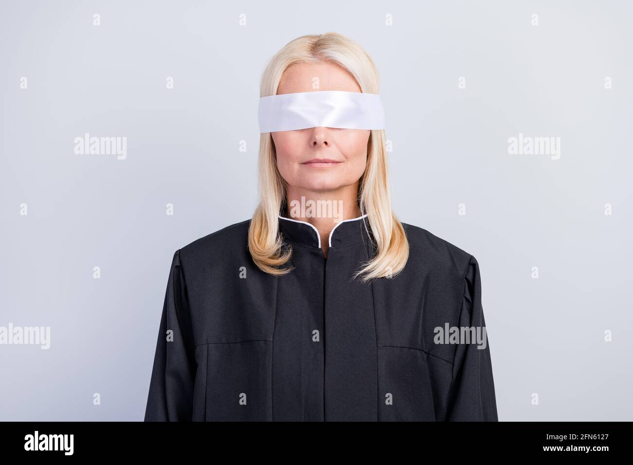 Foto di avvocato serio professionista vecchia donna copertura occhi ciechi valutazione isolata su sfondo grigio Foto Stock
