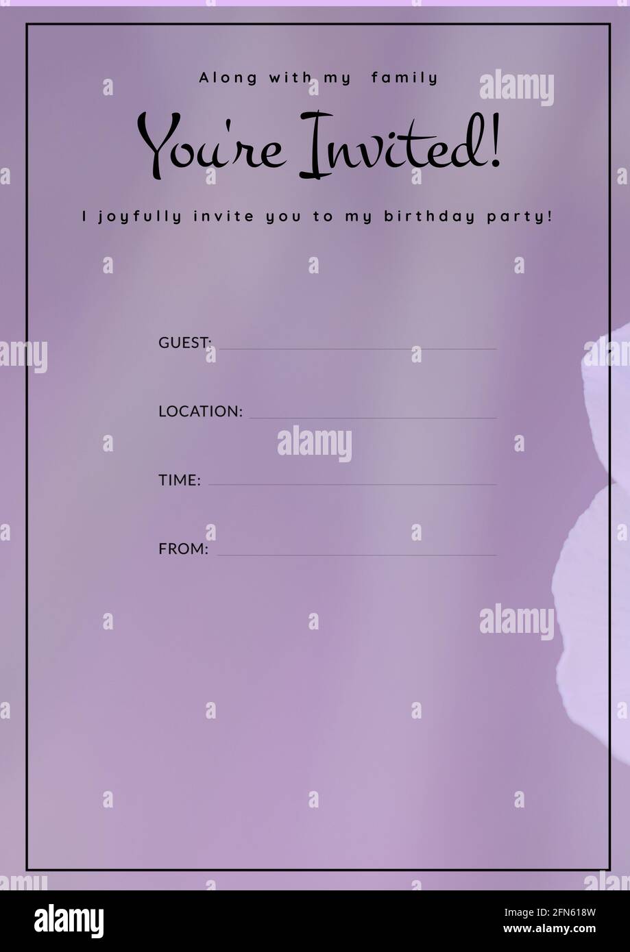 Sei invitato messaggio, invito di compleanno con spazio dettagli su sfondo viola morbido Foto Stock