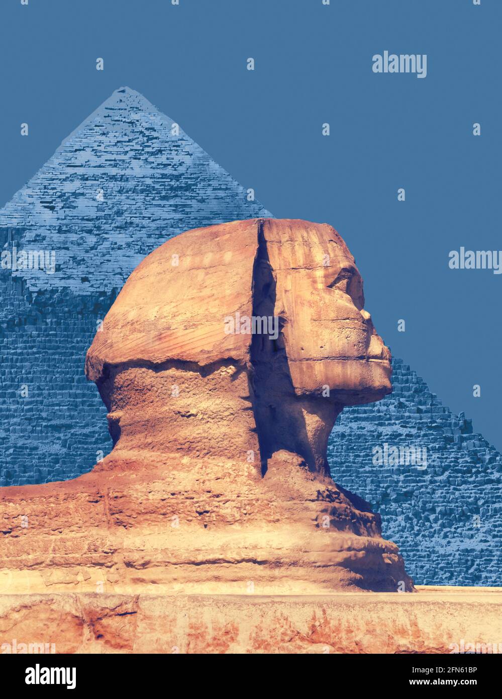 La Sfinge egizia e la Grande Piramide a Giza, famosi monumenti egizi del Cairo. Foto Stock