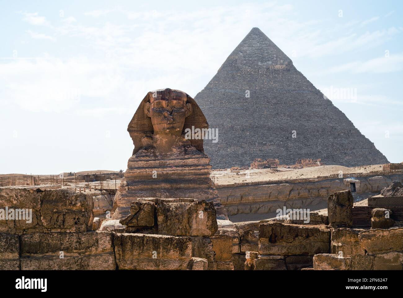 Statua di Sphinx e piramide di Cheope in Giza Egitto antica architettura Foto Stock