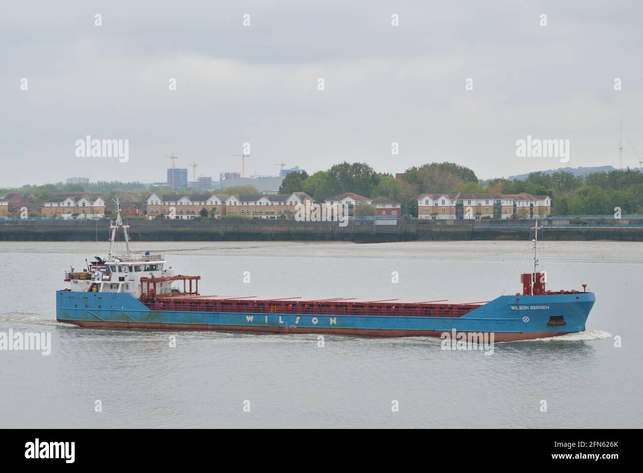 La nave da carico Wilson Wilson Bergen arriva sul Tamigi per raccogliere un carico dal porto di Londra Foto Stock