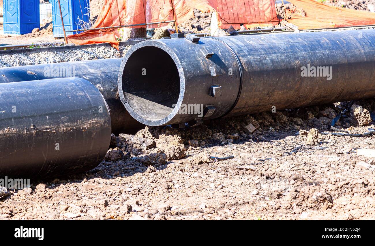 Posa tubi di plastica di grande diametro per l'alimentazione dell'acqua  Foto stock - Alamy