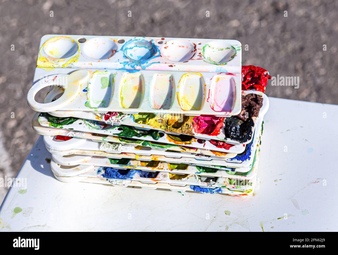 Tavolozze di miscelazione dei colori in plastica. Primo piano su strumenti di disegno e creativi Foto Stock
