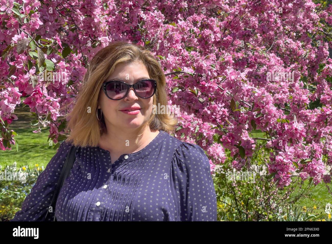 Ritratto della donna latino-americana di mezza età. Arrivo in primavera a Toronto, Canada Foto Stock