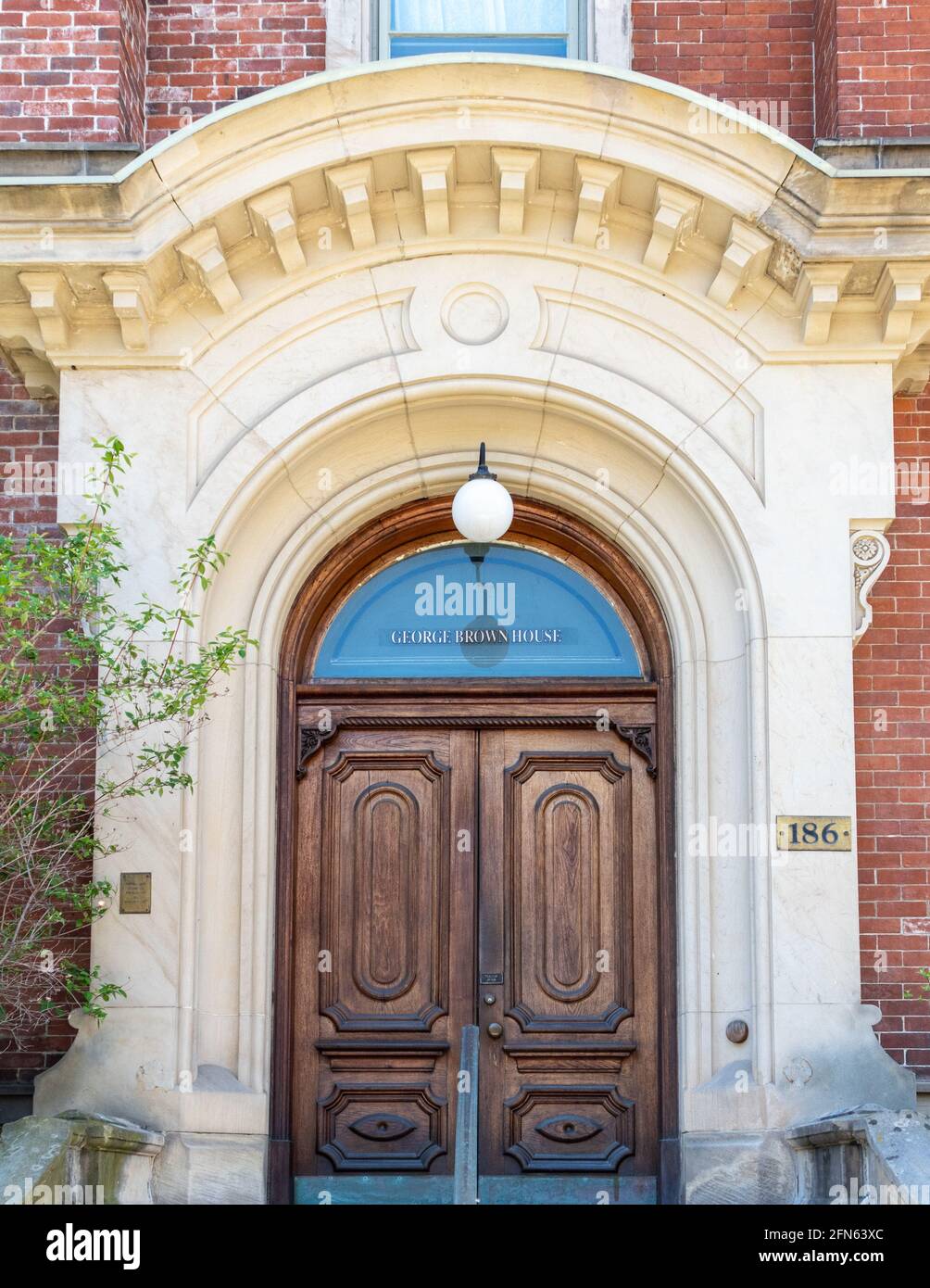 The George Brown Heritage House a Toronto, Canada. Dettagli architettonici del secondo edificio in stile Impero. Foto Stock