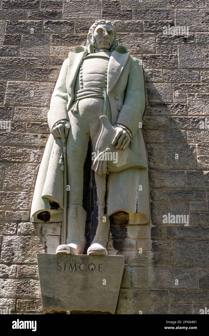 Statua o scultura di John Graves Simcoe. Dettaglio architettonico del 'Archivi e Canadiana Building' a Toronto, Canada. Foto Stock