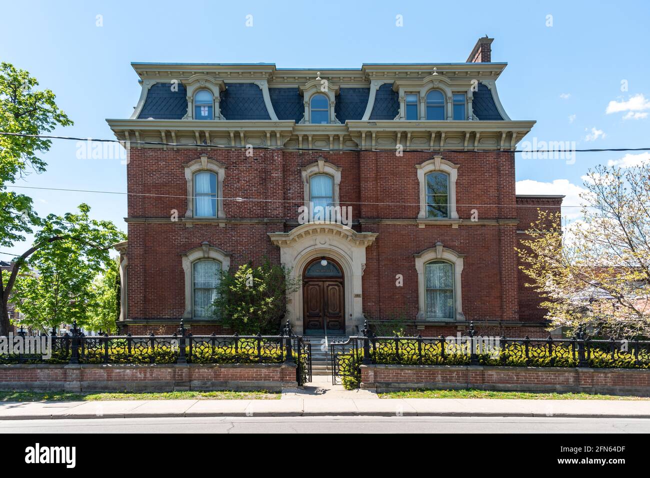 The George Brown Heritage House a Toronto, Canada. Dettagli architettonici del secondo edificio in stile Impero. Foto Stock