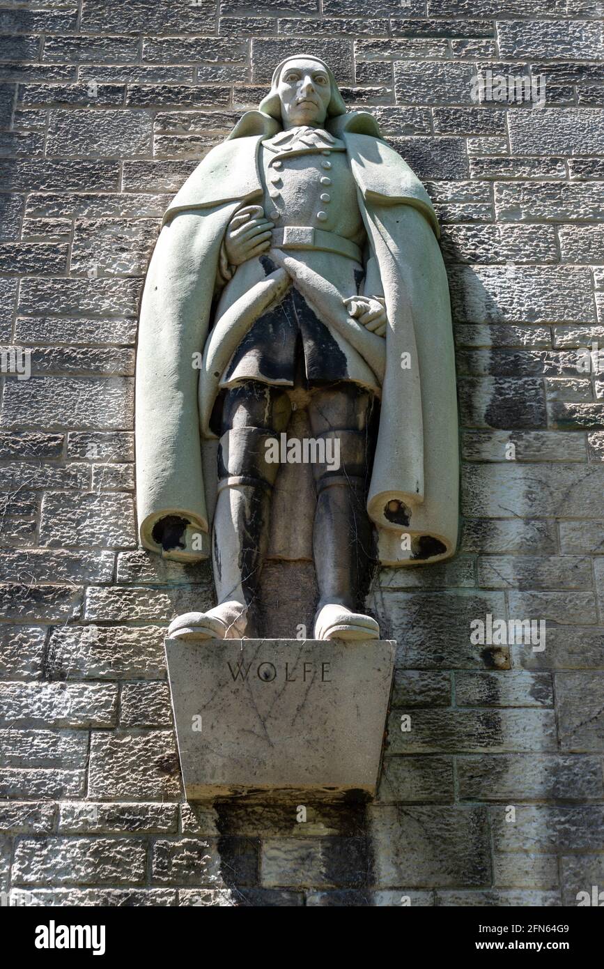 Statua o scultura di James Wolfe. Dettaglio architettonico del 'Archivi e Canadiana Building' a Toronto, Canada. Foto Stock