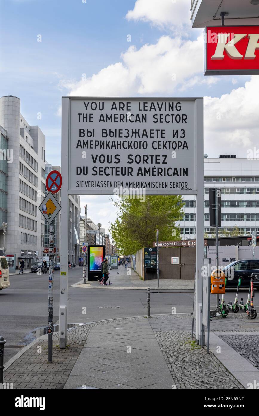 Il Checkpoint Charly è uno dei monumenti storici di Berlino. In questo luogo la gente stava attraversando da e verso il settore americano dopo la seconda guerra mondiale Foto Stock