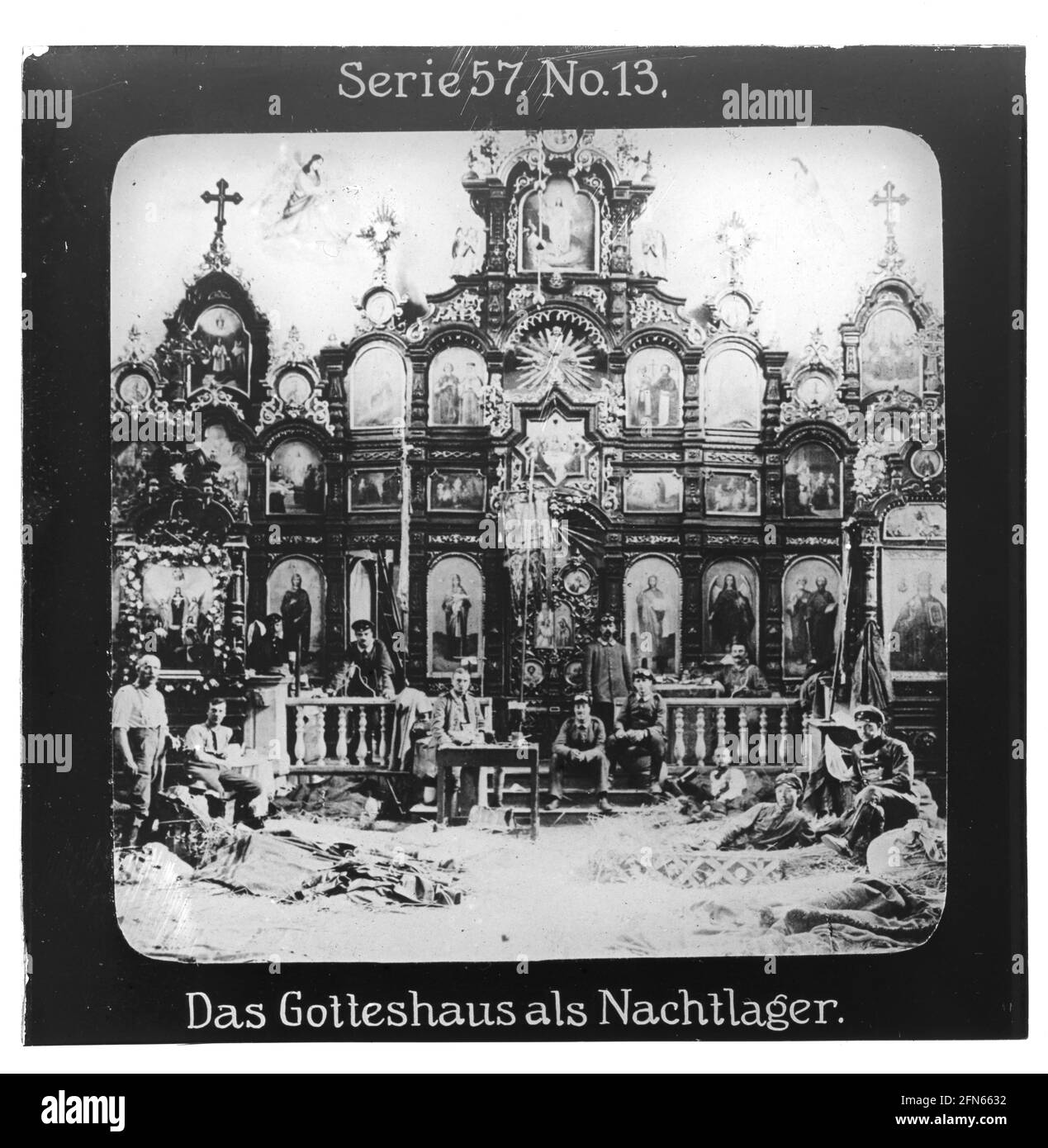 Proiezione für alle - Die Eroberung Serbiens. Serie 57. N. 13. Das Gotteshaus als Nachtlager. Die Firma „Projection für alle" wurde 1905 von Max Skladanowsky (1861-1939) gegründet. Sie produzierte bis 1928 fast 100 Serien zu je 24 Glasdias im Format 8,3 x 8,3 cm im sog. Bromsilber-gelatina-Trockenplatten Verfahren. Die Serien umfassten Städte, Länder, Landschaften, Märchen und Sagen, das Alte Testamento u. den 1. Weltkrieg. Foto Stock