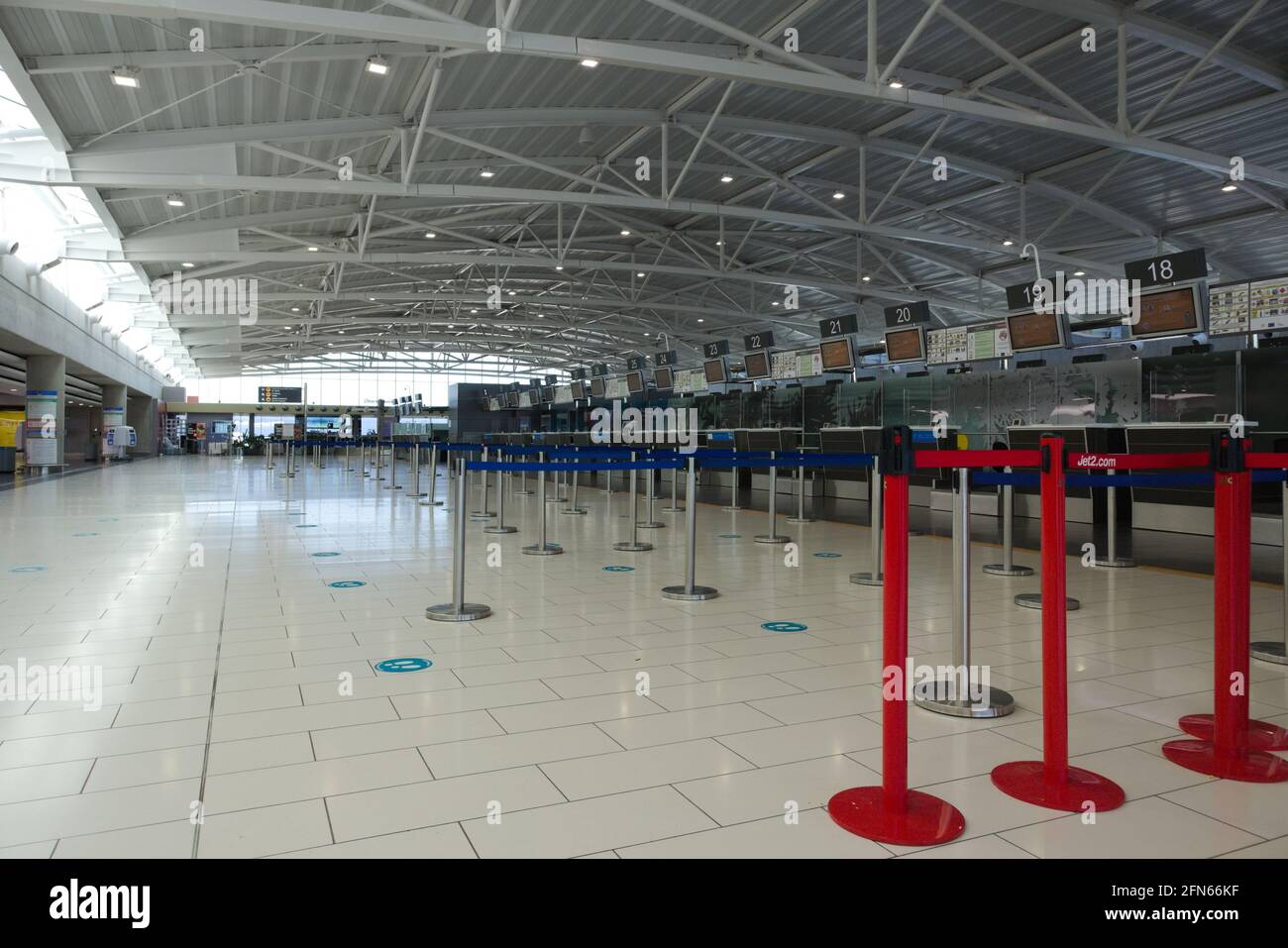 Larnaca – Cipro – 12 maggio 2021: Banchi di check-in vuoti nel terminal delle partenze vuoto dell'aeroporto di Larnaca Foto Stock