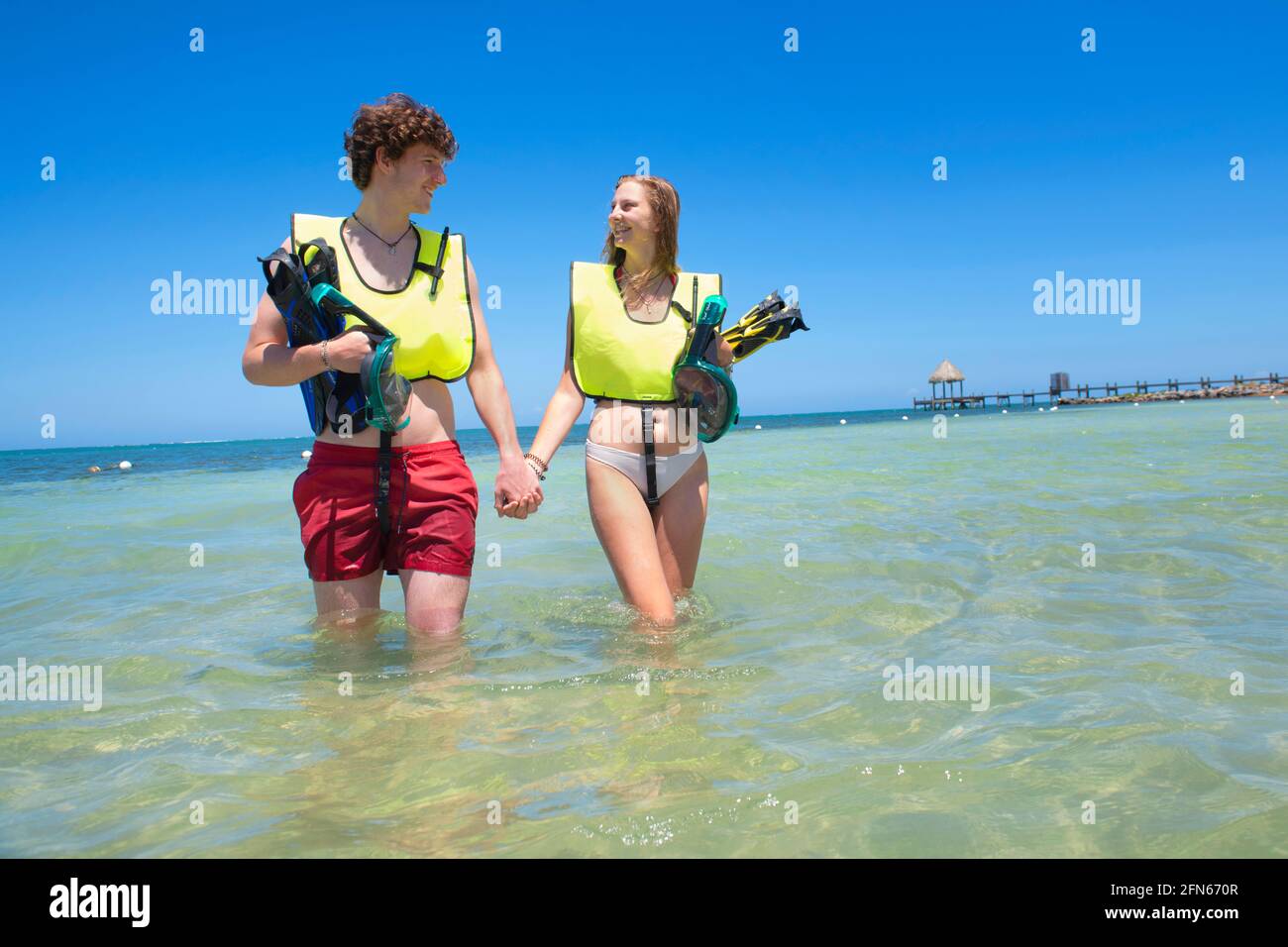 coppia amorosa che cammina nell'oceano dei caraibi Foto Stock