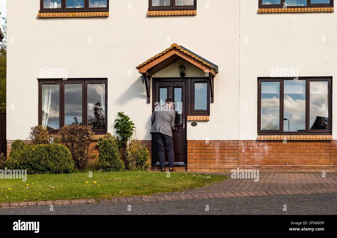 Douglas Ross, leader del partito conservatore scozzese, consegna 2021 volantini elettorali in una tenuta di case, Haddington, East Lothian, Scozia, UKL Foto Stock