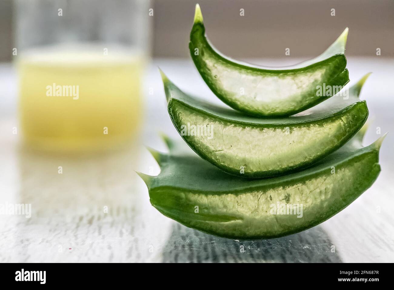 Primo piano di un pezzo di pianta di aloe con gel all'interno. Medicina alternativa. Raccolta di succo di aloe, per il trattamento di malattie della pelle Foto Stock