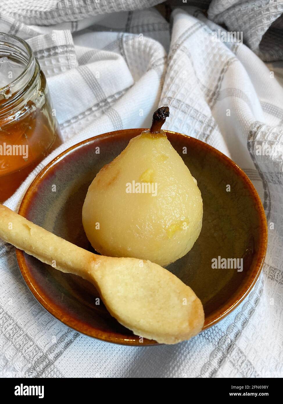 Pear in camicia con cucchiaio di biscotti al miele e shortbread Foto Stock