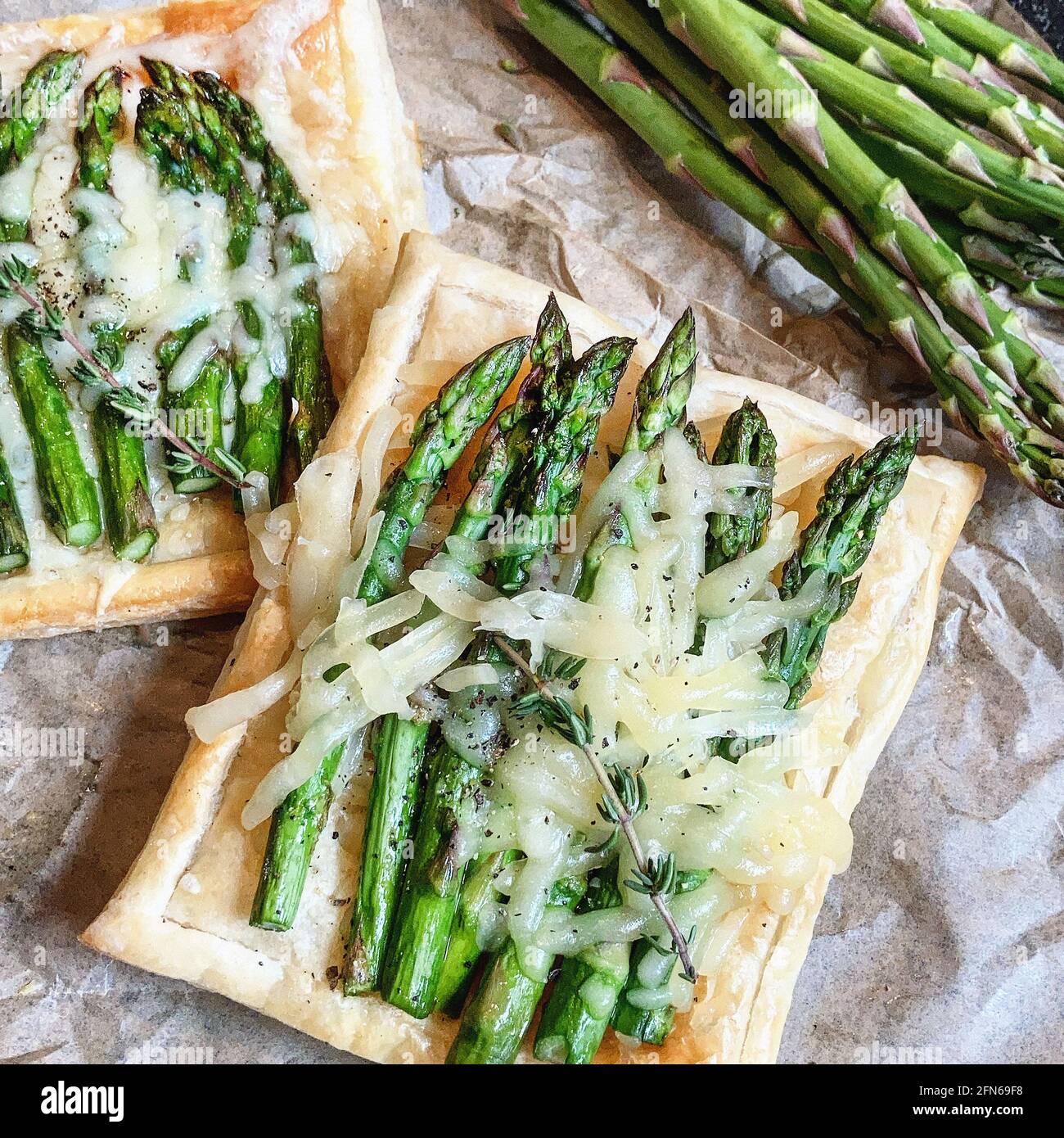 Crostate di asparagi e formaggio Gruyere su crosta di Pasticceria soffusa Foto Stock
