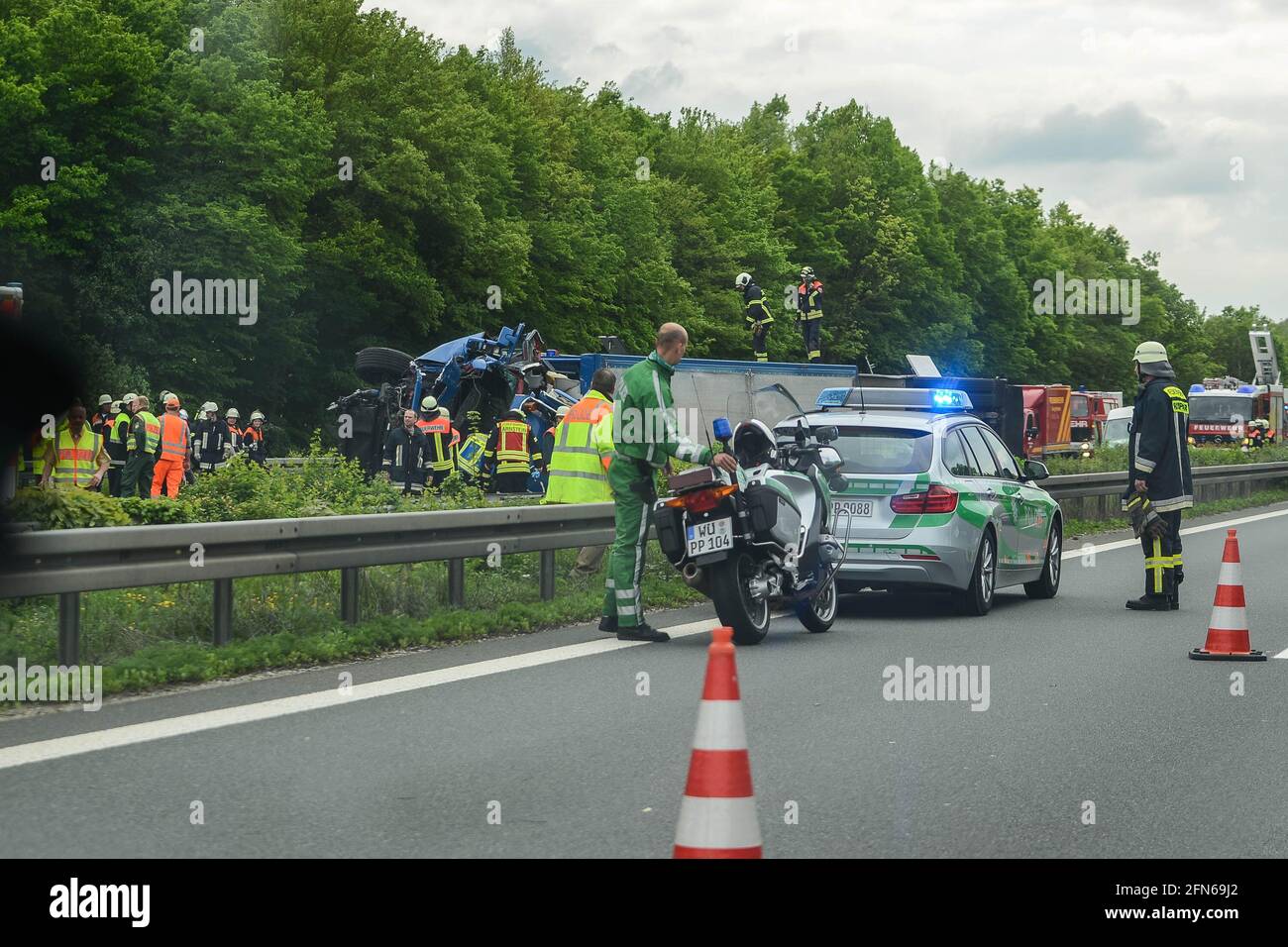 STOCCARDA, GERMANIA - Giugno, 2016: Un incidente sulla strada, la macchina è volata fuori strada. Foto Stock