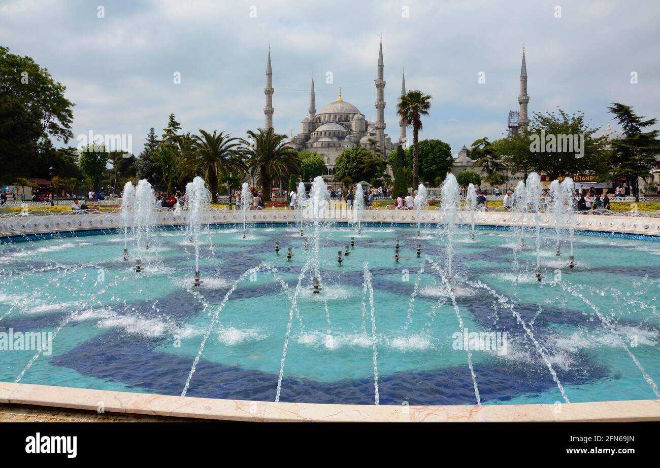 Hagia Sophia vista attraverso la fontana nel parco Sultanahmet a Istanbul. Zona popolare per i turisti e la gente del posto a rilassarsi ogni giorno. Foto Stock