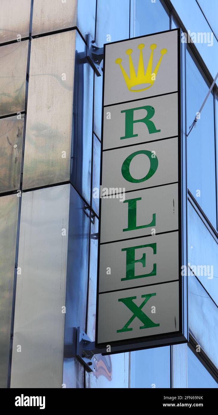 Stoccolma, Svezia - 12 maggio 2021: Cartello pubblicitario Rolex fuori dal negozio di orologi Rob Engstrom in via Drottningagatan. Foto Stock