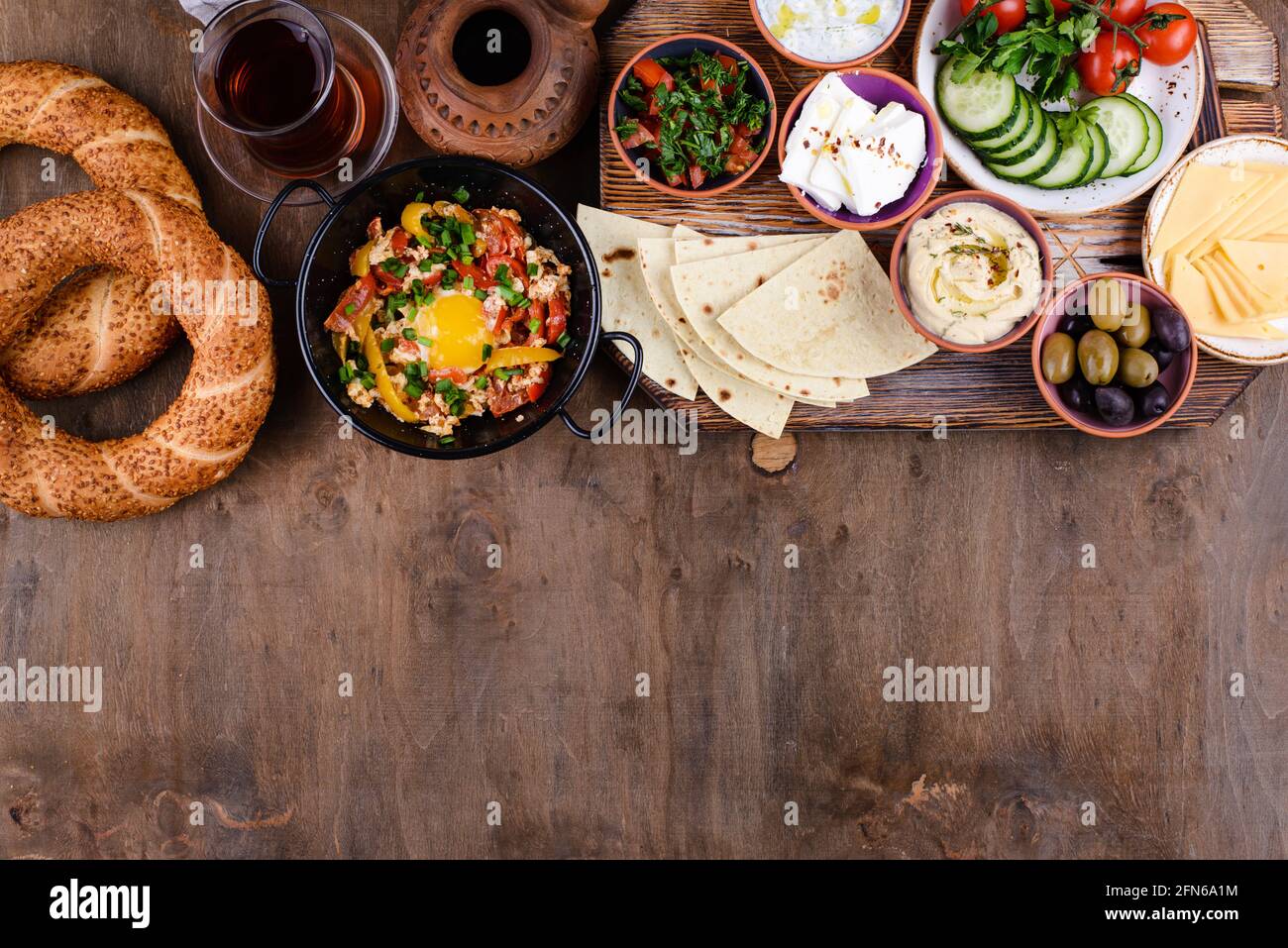 Colazione turca tradizionale con meze e simit Foto Stock