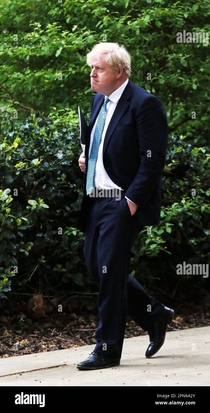 Londra, Inghilterra, Regno Unito. 14 maggio 2021. Il primo ministro britannico BORIS JOHNSON ritorna a 10 Downing Street dopo la conferenza stampa sulla variante indiana del coronavirus al numero 9. Credit: Tayfun Salci/ZUMA Wire/Alamy Live News Foto Stock