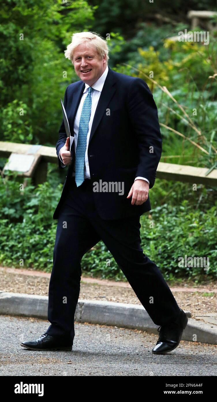 Londra, Inghilterra, Regno Unito. 14 maggio 2021. Il primo ministro britannico BORIS JOHNSON ritorna a 10 Downing Street dopo la conferenza stampa sulla variante indiana del coronavirus al numero 9. Credit: Tayfun Salci/ZUMA Wire/Alamy Live News Foto Stock