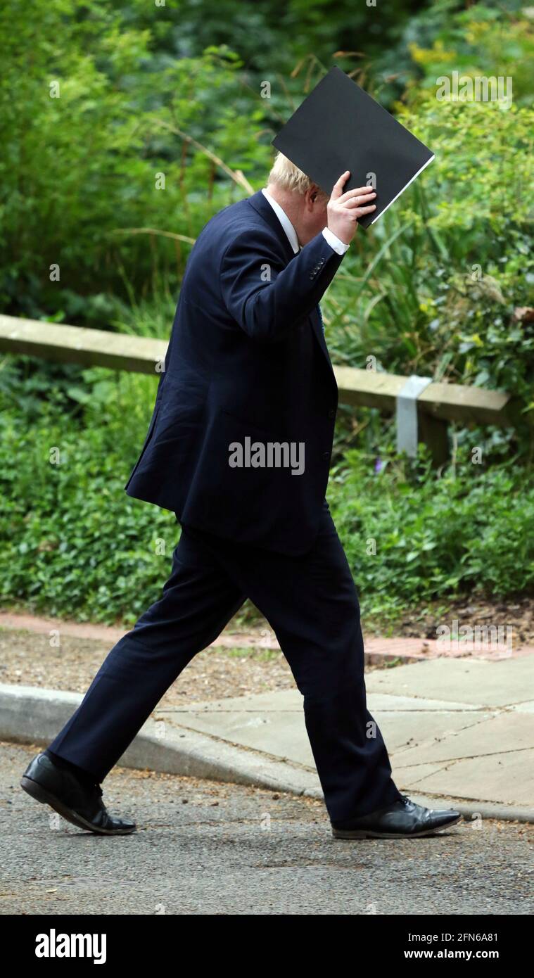 Londra, Inghilterra, Regno Unito. 14 maggio 2021. Il primo ministro britannico BORIS JOHNSON lascia 10 Downing Street prima di una conferenza stampa sulla variante indiana del coronavirus al numero 9. Credit: Tayfun Salci/ZUMA Wire/Alamy Live News Foto Stock