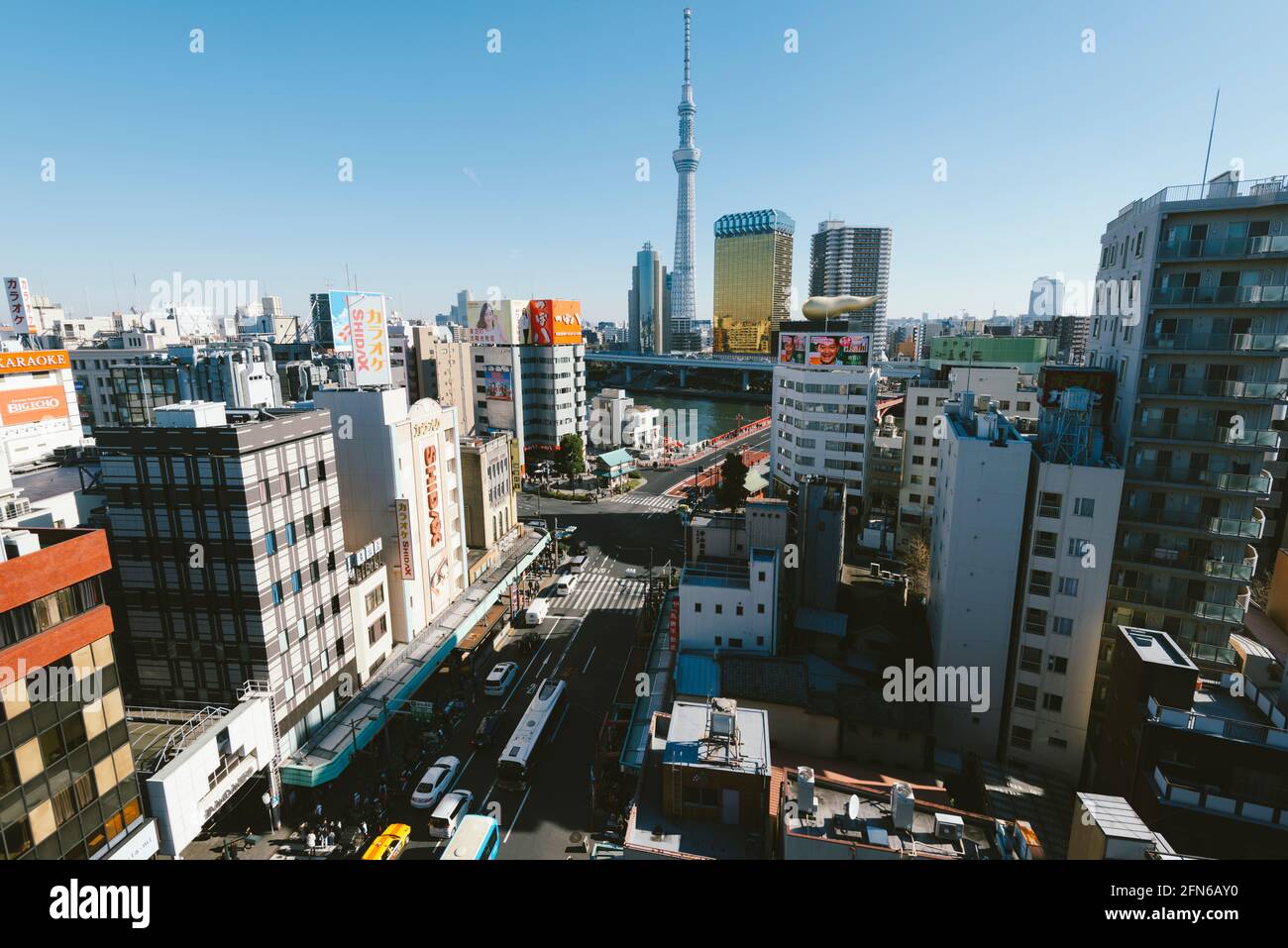 Tokyo, Giappone - 10 Gennaio 2016: Vista Eyriel del quartiere di Asakusa a Tokyo. Skytree, Kaminarimon, Asakusa Culture Tourist Information Center, Asahi Bee Foto Stock