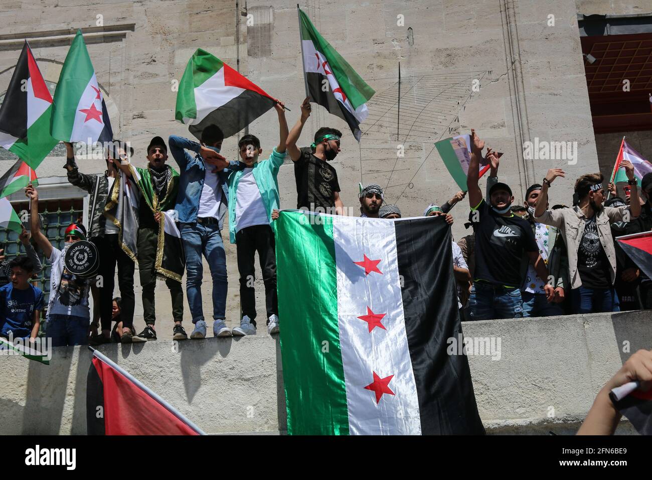 Istanbul, Turchia. 14 maggio 2021. I manifestanti hanno ondulato l'esercito siriano libero e le bandiere palestinesi mentre gridano slogan durante la dimostrazione. Gli attacchi di Israele contro la Palestina sono stati protestati dopo le preghiere del venerdì alla moschea Fatih di Istanbul. Credit: SOPA Images Limited/Alamy Live News Foto Stock