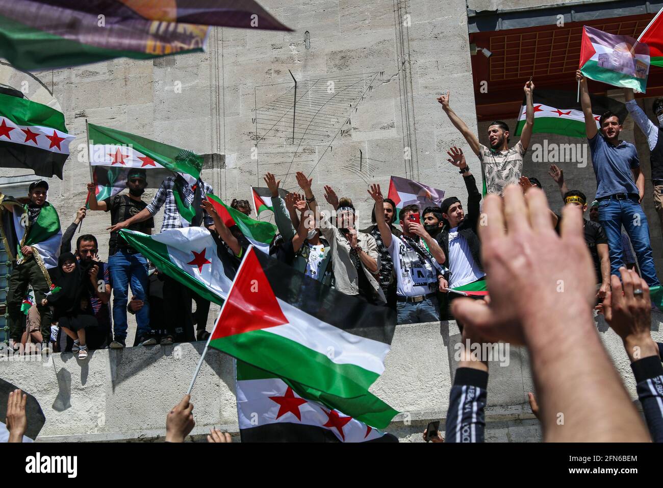 Istanbul, Turchia. 14 maggio 2021. I manifestanti hanno ondulato l'esercito siriano libero e le bandiere palestinesi mentre gridano slogan durante la dimostrazione. Gli attacchi di Israele contro la Palestina sono stati protestati dopo le preghiere del venerdì alla moschea Fatih di Istanbul. Credit: SOPA Images Limited/Alamy Live News Foto Stock