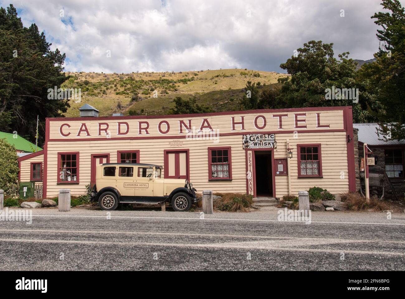 Un popolare luogo di foto: Lo storico Hotel Cardrona sulla Crown Range Road vicino al Lago Wanaka con un Ford modello A di fronte. Foto Stock
